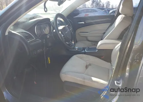 2019 Chrysler 300 Touring Awd z USA, uszkodzony, nr VIN 2C3CCARG6KH538375